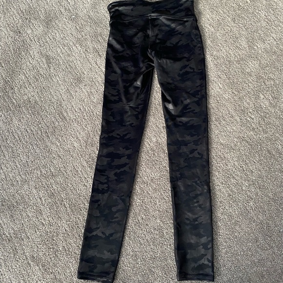 NEW Spanx Faux Leather Matte Black
Camo Leggings Shapewear Size S - Picture 5 of 9